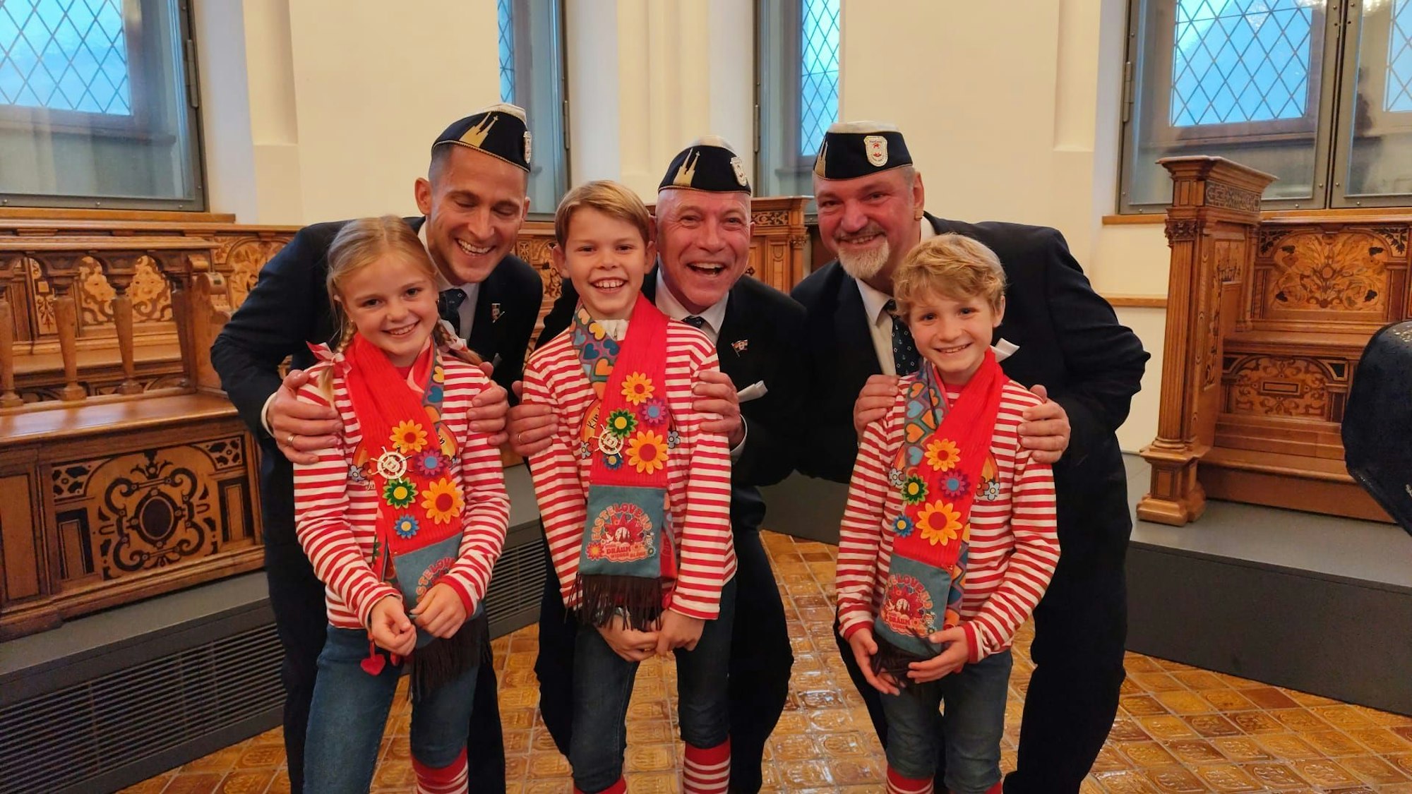Das offizielle Dreigestirn und das Kinderdreigestirn im Kölner Rathaus.