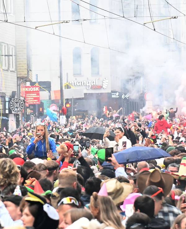 Feiernde auf der Zülpicher Straße in Köln
