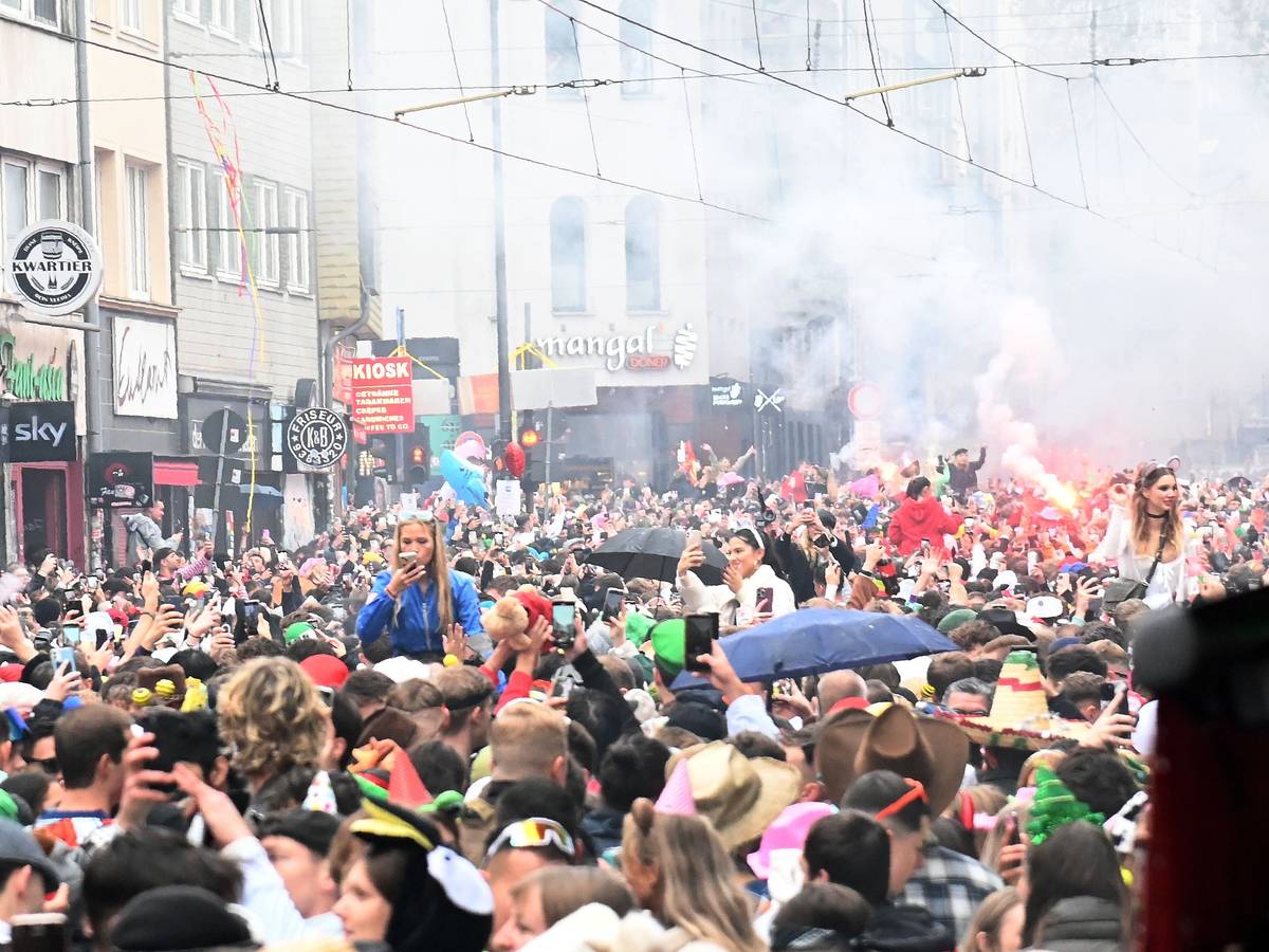 Feiernde auf der Zülpicher Straße in Köln
