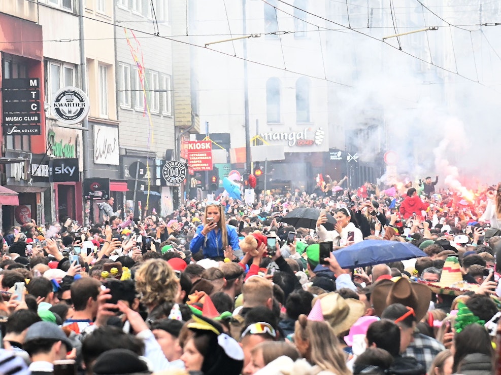 Feiernde auf der Zülpicher Straße in Köln