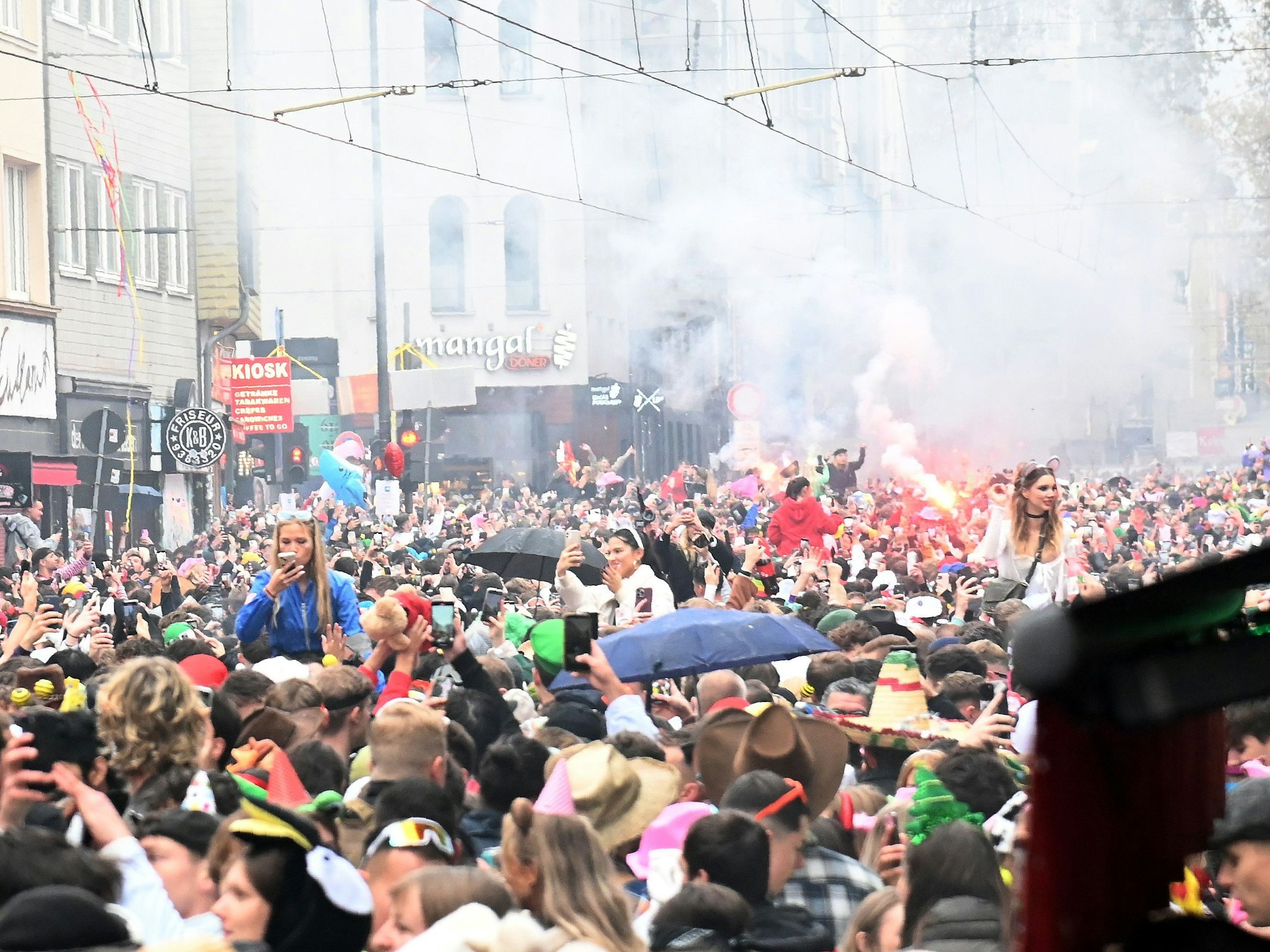 Menschenmassen feiern auf der Zülpicher Straße.