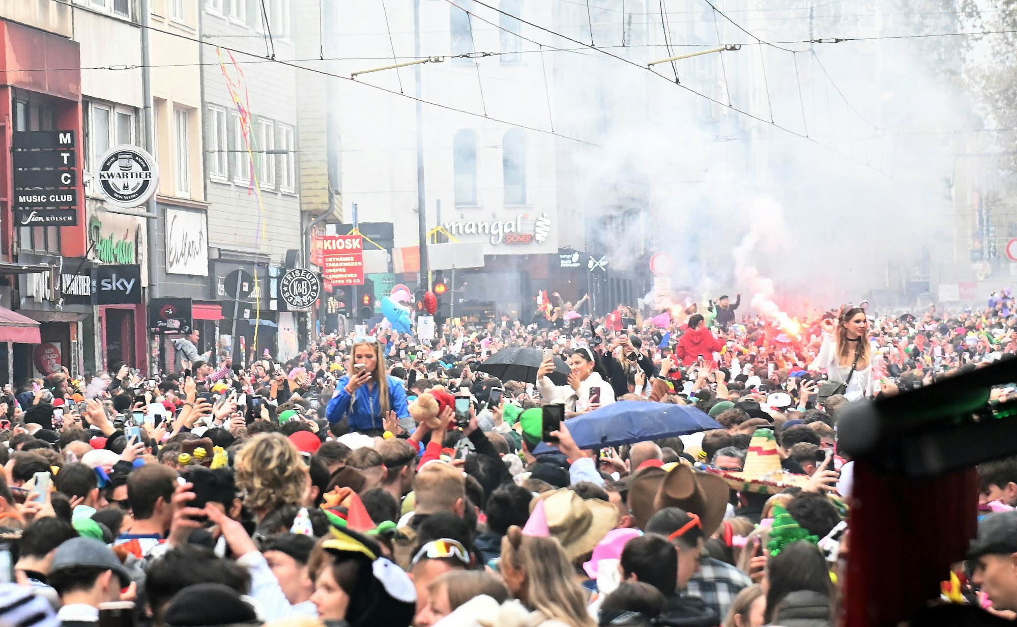 Feiernde auf der Zülpicher Straße in Köln