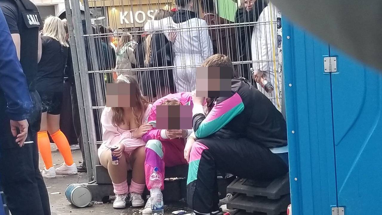 Ein junger Mann im Bereich des Zülpicher Platzes am 11.11.2024. Nach zu viel Alkohol benötigt er eine Party-Pause.