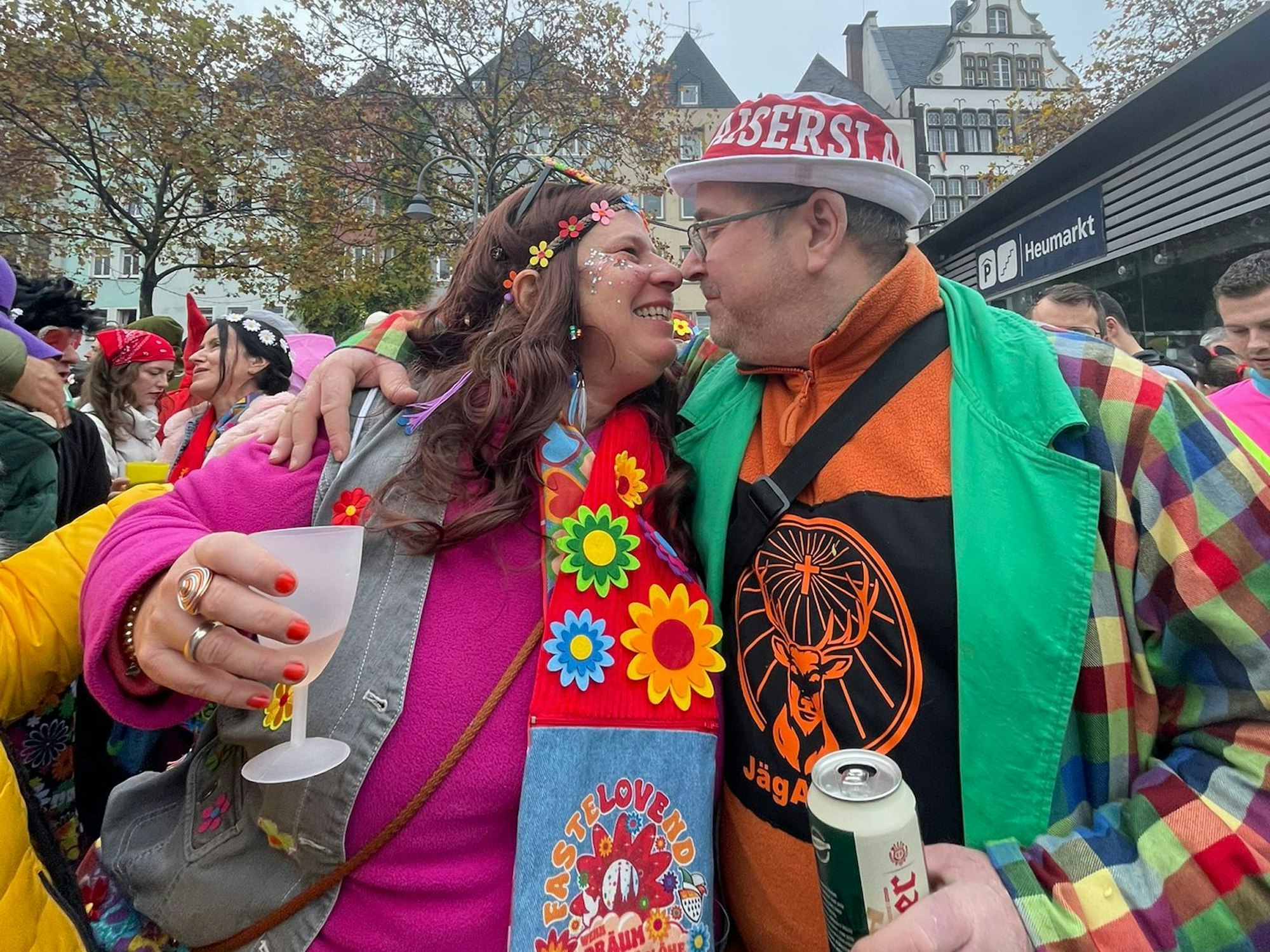 Verkleidetes Pärchen küsst sich.