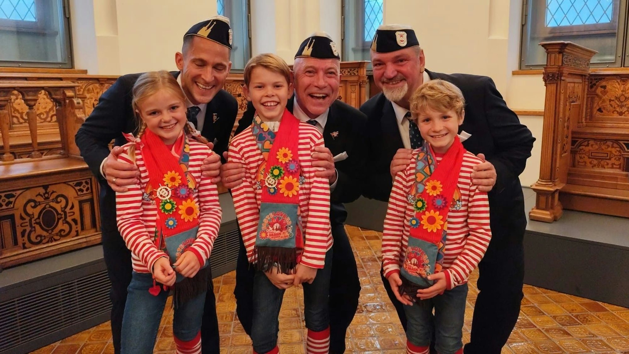 Kölner Dreigestirn mit dem Kinderdreigestirn.