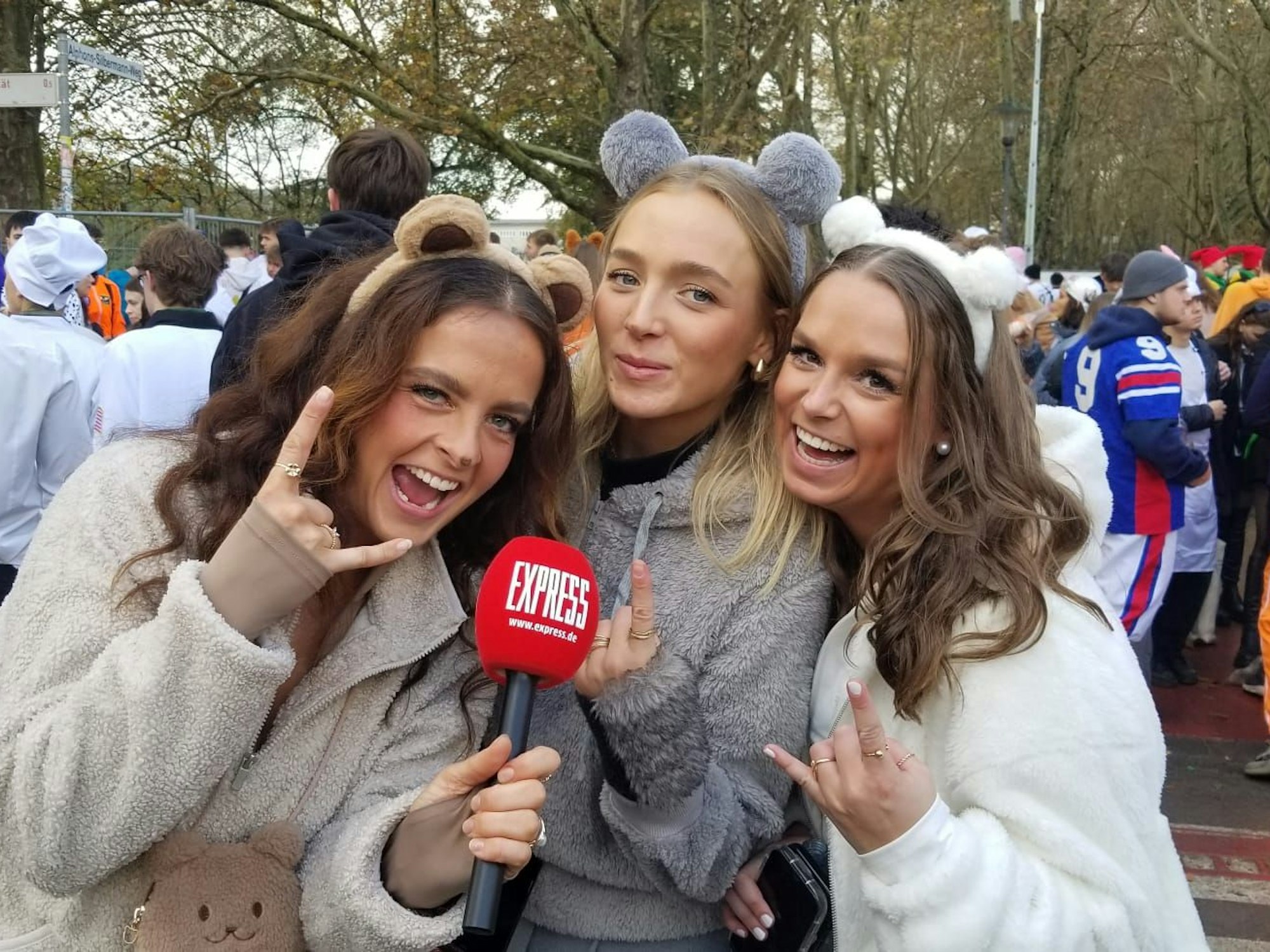 Eine Bärchen-Gruppe aus Kleve am 11.11. in Köln am EXPRESS-Mikrofon.