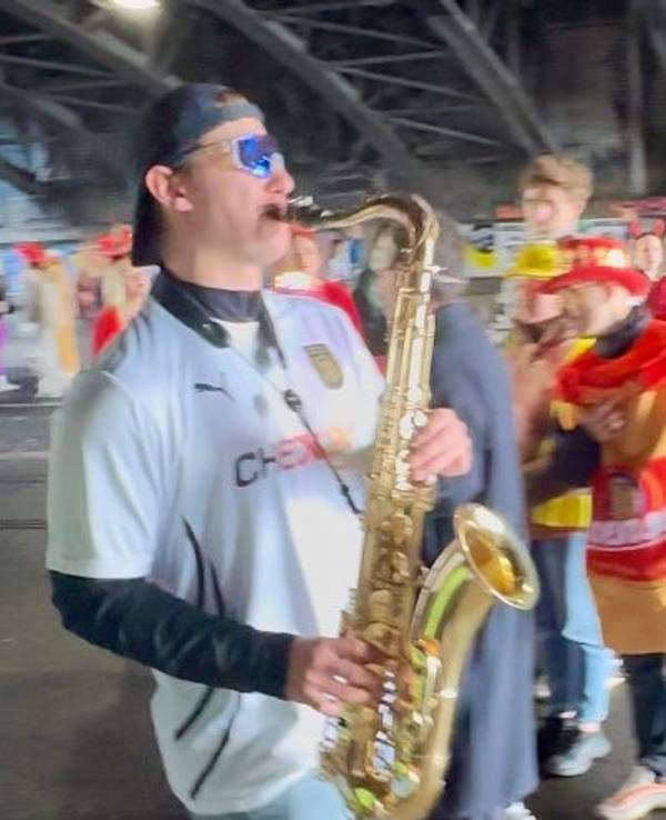 Ein Saxofon-Spieler während des 11.11. in Köln.