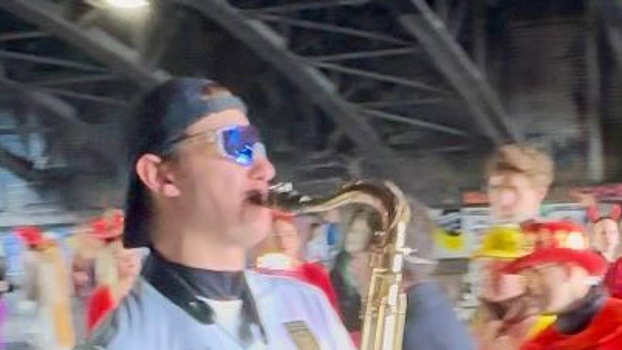 Ein Saxofon-Spieler während des 11.11. in Köln.