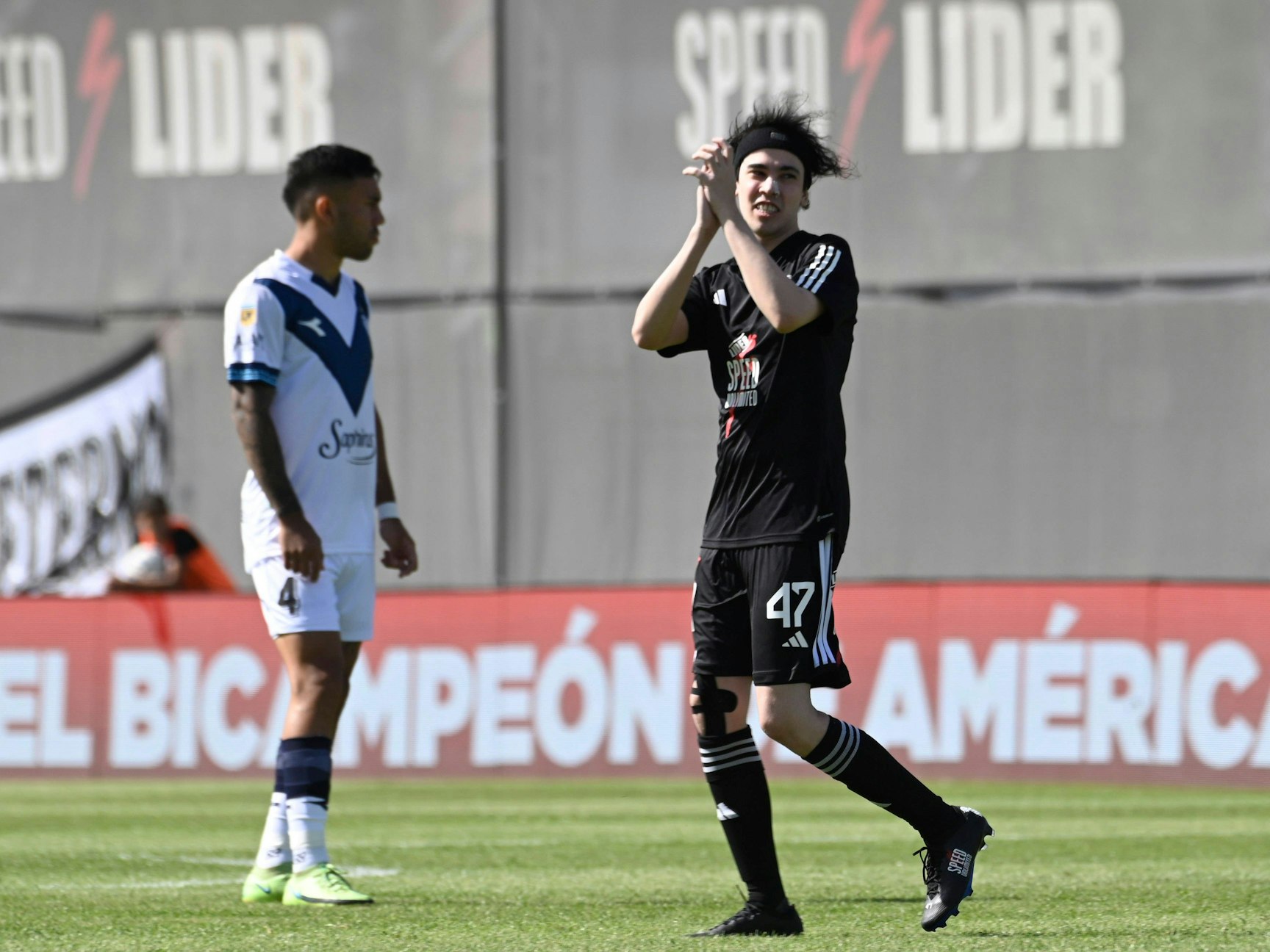 Der Influencer Ivan Buhajeruk beim Spiel von Deportivo Riestra gegen Velez Sarsfield am Montag (11. November 2024) in der Primera División.