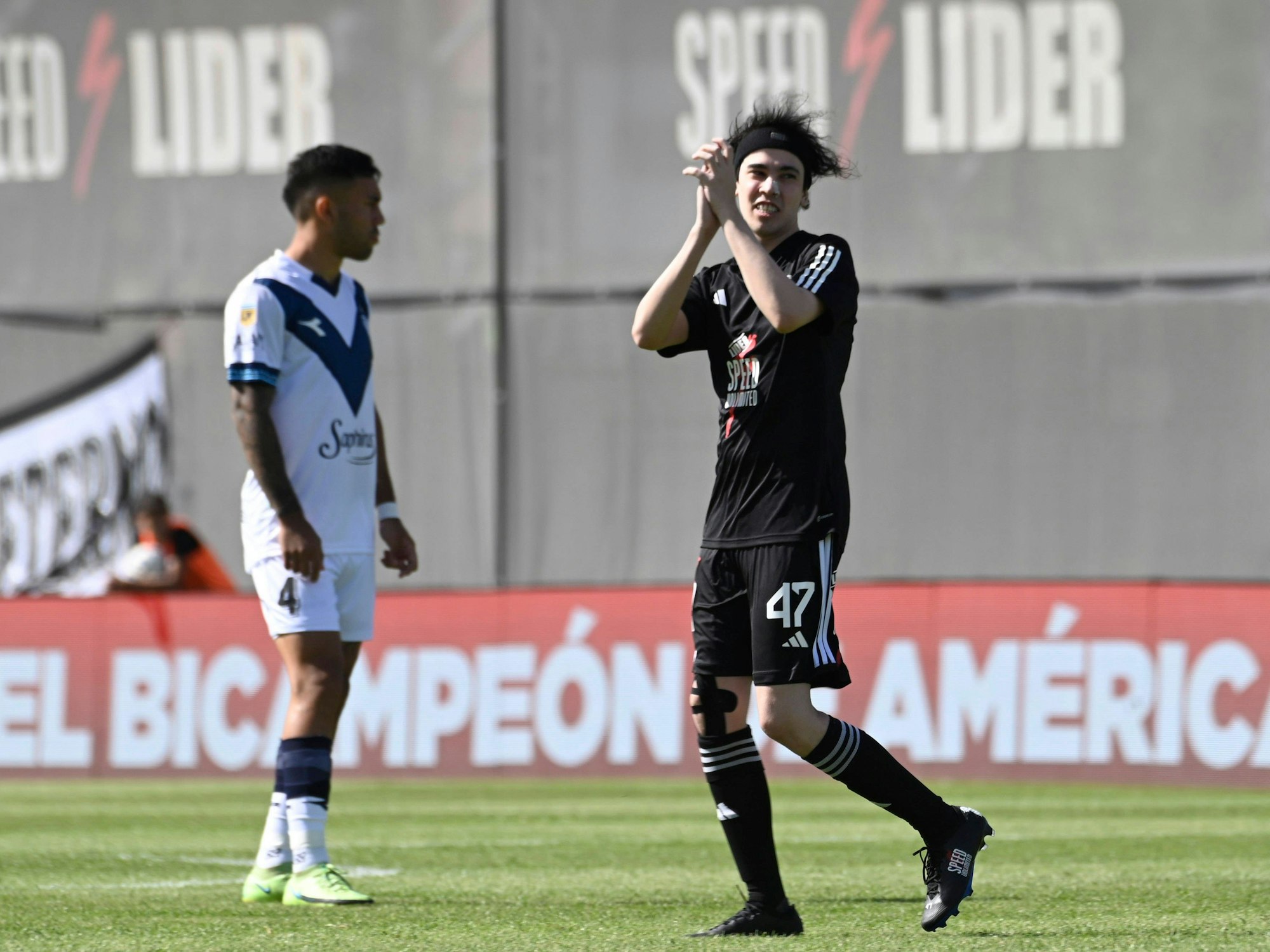 Der Influencer Ivan Buhajeruk beim Spiel von Deportivo Riestra gegen Velez Sarsfield am Montag (11. November 2024) in der Primera División.