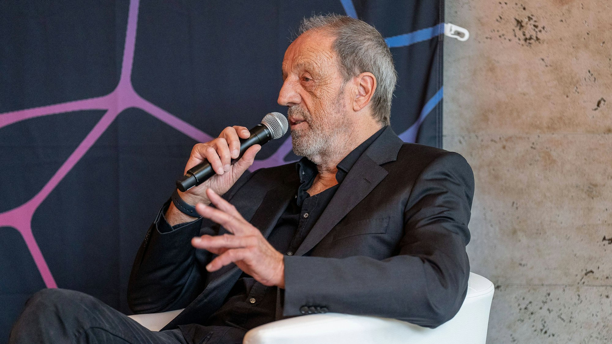 Rolf Fuhrmann sitzt bei einem Fußball-Talk.