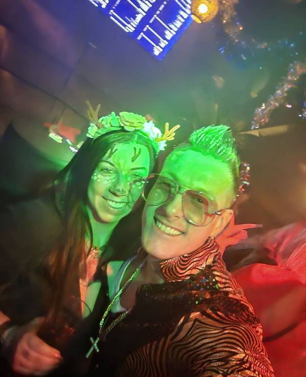 Romina Becker mit Calvin Kleinen im „Mio Club“ auf dem Hohenzollernring