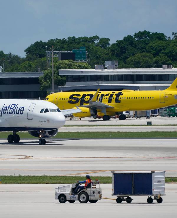 Ein Airbus A320 von JetBlue Airways (l) überholt einen Airbus A320 von Spirit Airlines auf der Rollbahn auf dem Fort Lauderdale-Hollywood International Airport. Das Symbolbild stammt von Juli 2022.