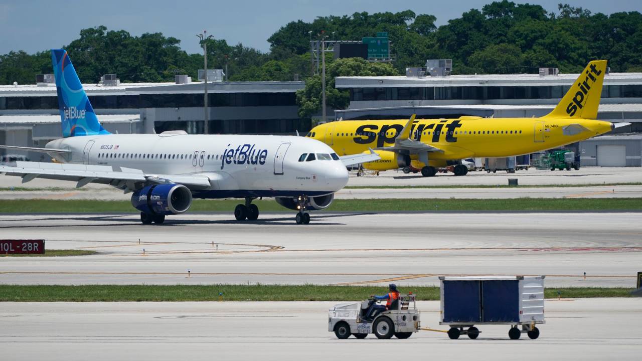 Ein Airbus A320 von JetBlue Airways (l) überholt einen Airbus A320 von Spirit Airlines auf der Rollbahn auf dem Fort Lauderdale-Hollywood International Airport. Das Symbolbild stammt von Juli 2022.
