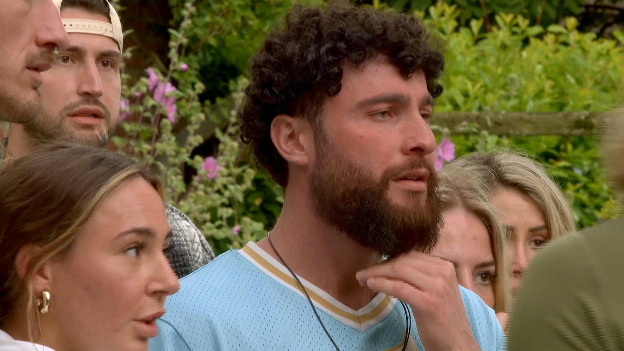 Umut und die anderen Teilnehmerinnen und Teilnehmer des „Sommerhaus der Stars“ 2024.