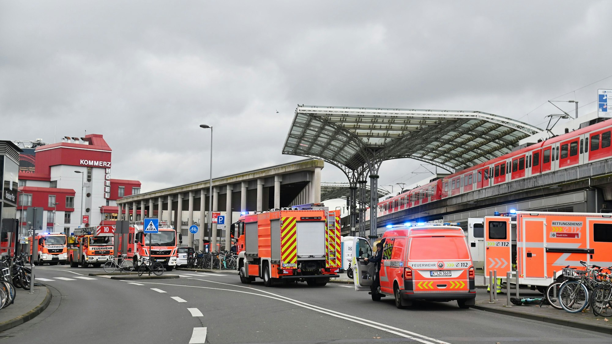 Am Kölner Hauptbahnhof war die Feuerwehr mit mehreren Einsatzfahrzeugen vor Ort. Das Foto zeigt einen Einsatz am 12. November 2024.
