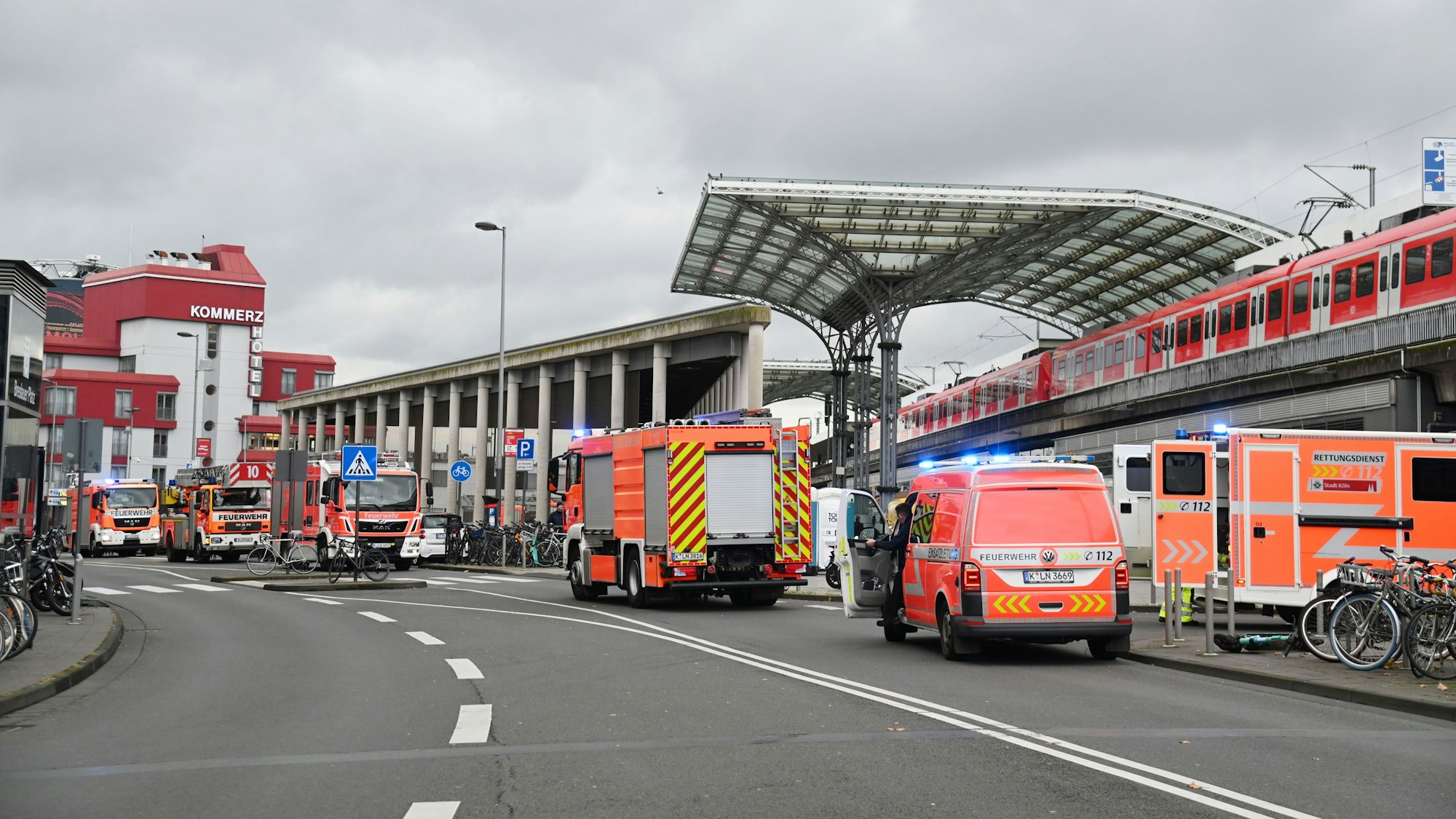 Feuerwehrfahrzeuge stehen vor dem Kölner Hauptbahnhof