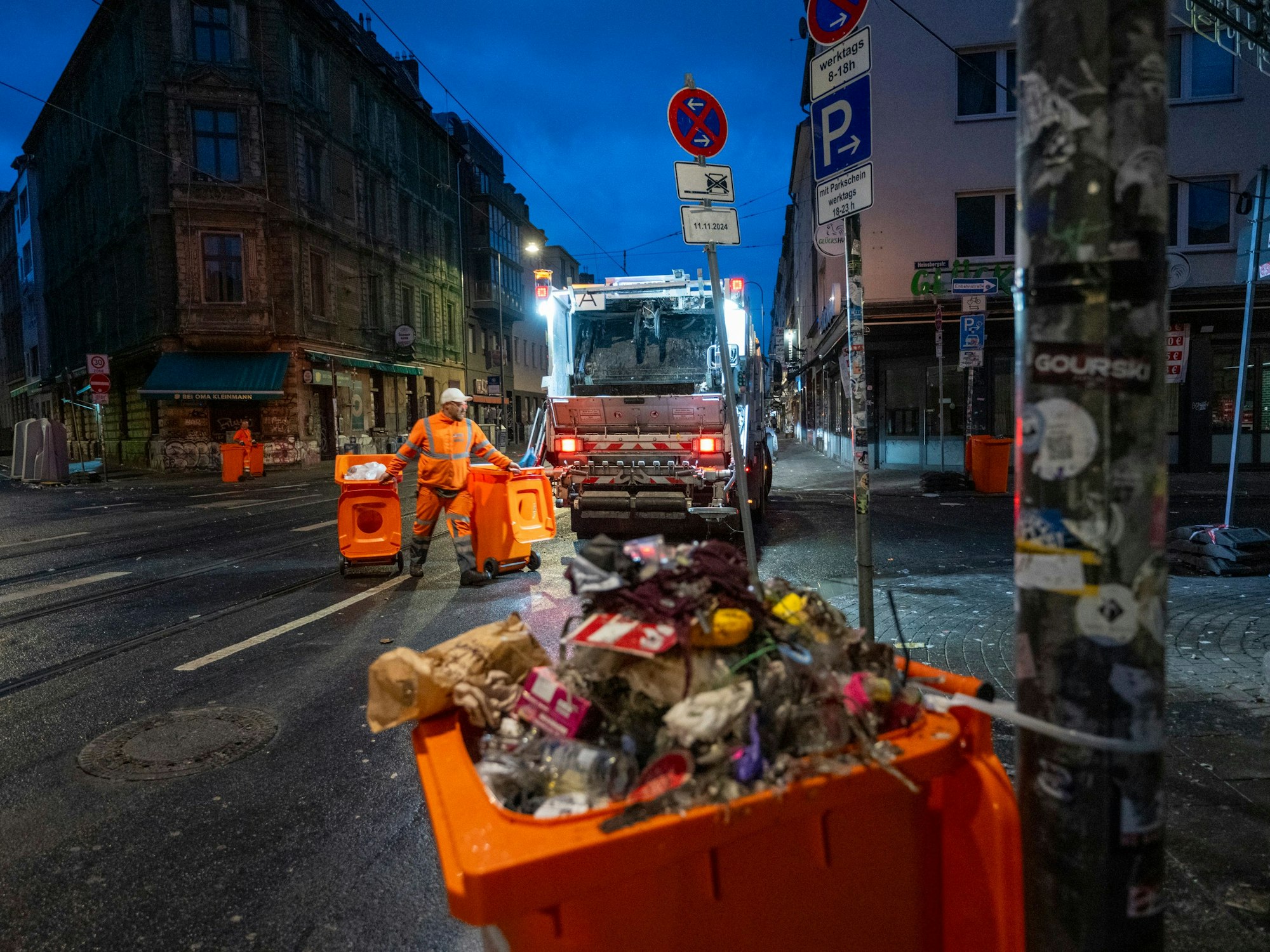 Am Morgen laufen die Aufräumarbeiten der Abfallwirtschaftsbetriebe nach dem 11.11.