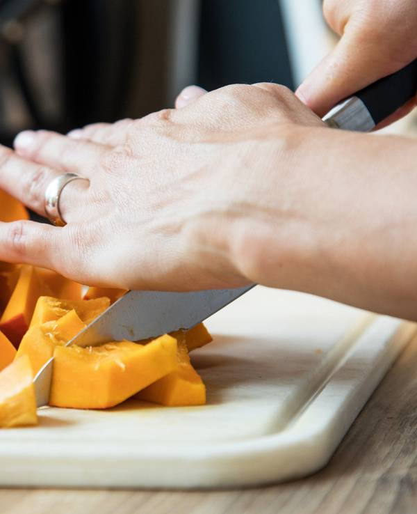 Hokkaido ist der Klassiker unter den Kürbissorten. Sein großer Pluspunkt: Seine Schale kann mitgegessen werden und sein festes Fruchtfleisch eignet sich für fast alle Gerichte.