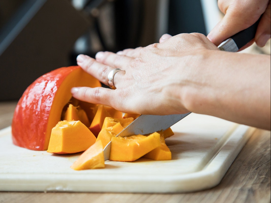Hokkaido ist der Klassiker unter den Kürbissorten. Sein großer Pluspunkt: Seine Schale kann mitgegessen werden und sein festes Fruchtfleisch eignet sich für fast alle Gerichte.