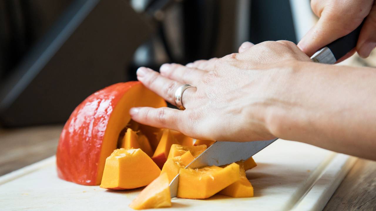 Hokkaido ist der Klassiker unter den Kürbissorten. Sein großer Pluspunkt: Seine Schale kann mitgegessen werden und sein festes Fruchtfleisch eignet sich für fast alle Gerichte.