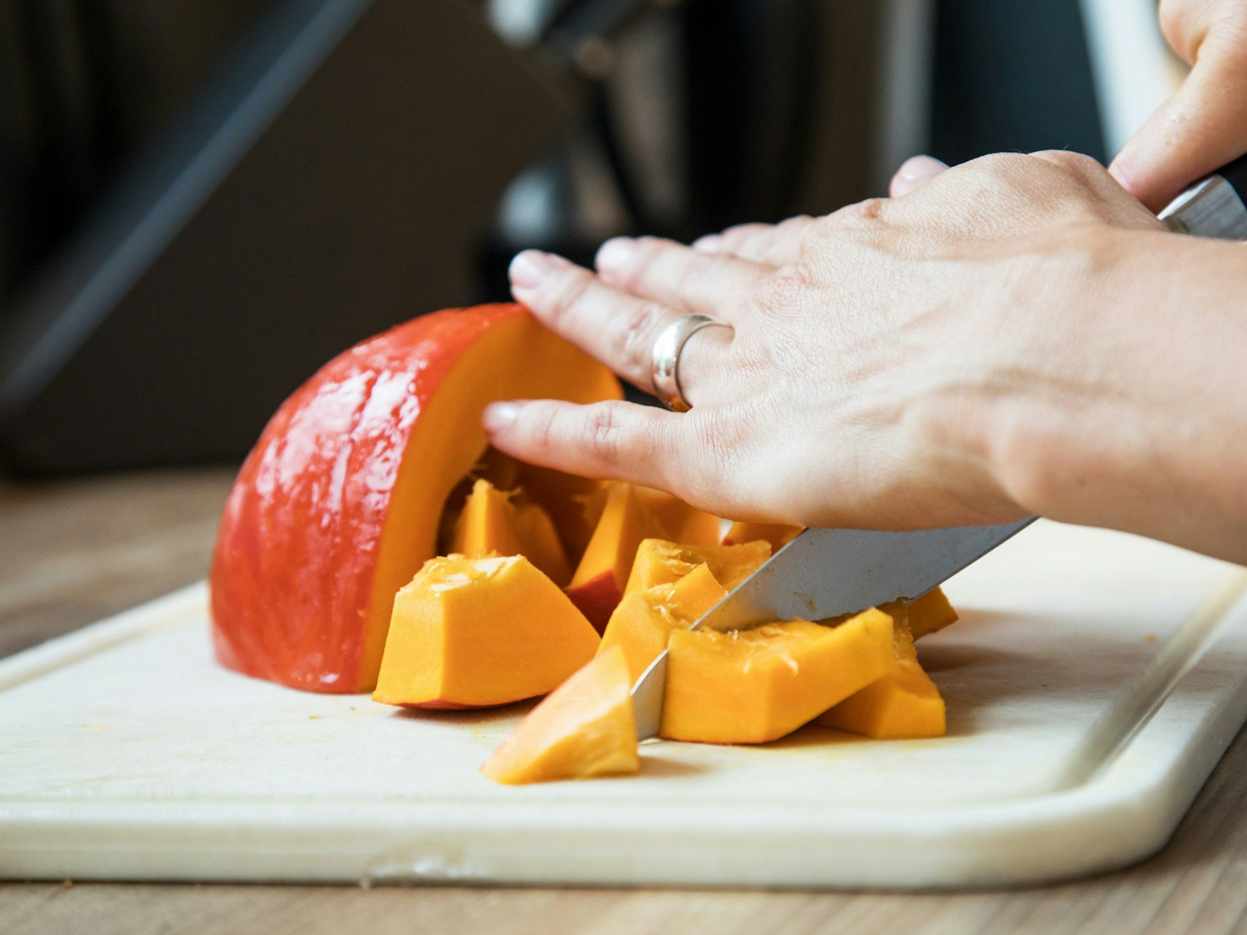 Hokkaido ist der Klassiker unter den Kürbissorten. Sein großer Pluspunkt: Seine Schale kann mitgegessen werden und sein festes Fruchtfleisch eignet sich für fast alle Gerichte.