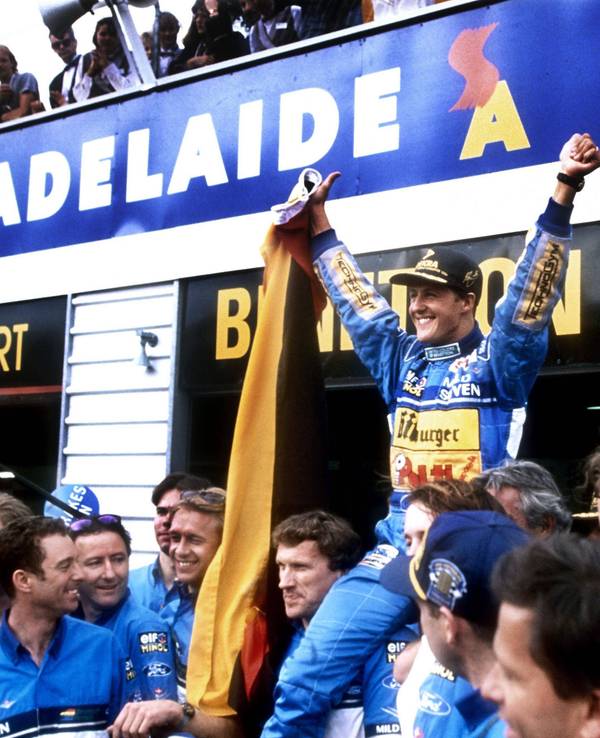 Michael Schumacher feiert seinen ersten Weltmeister-Titel und wird von seinen Kollegen hochgehoben.