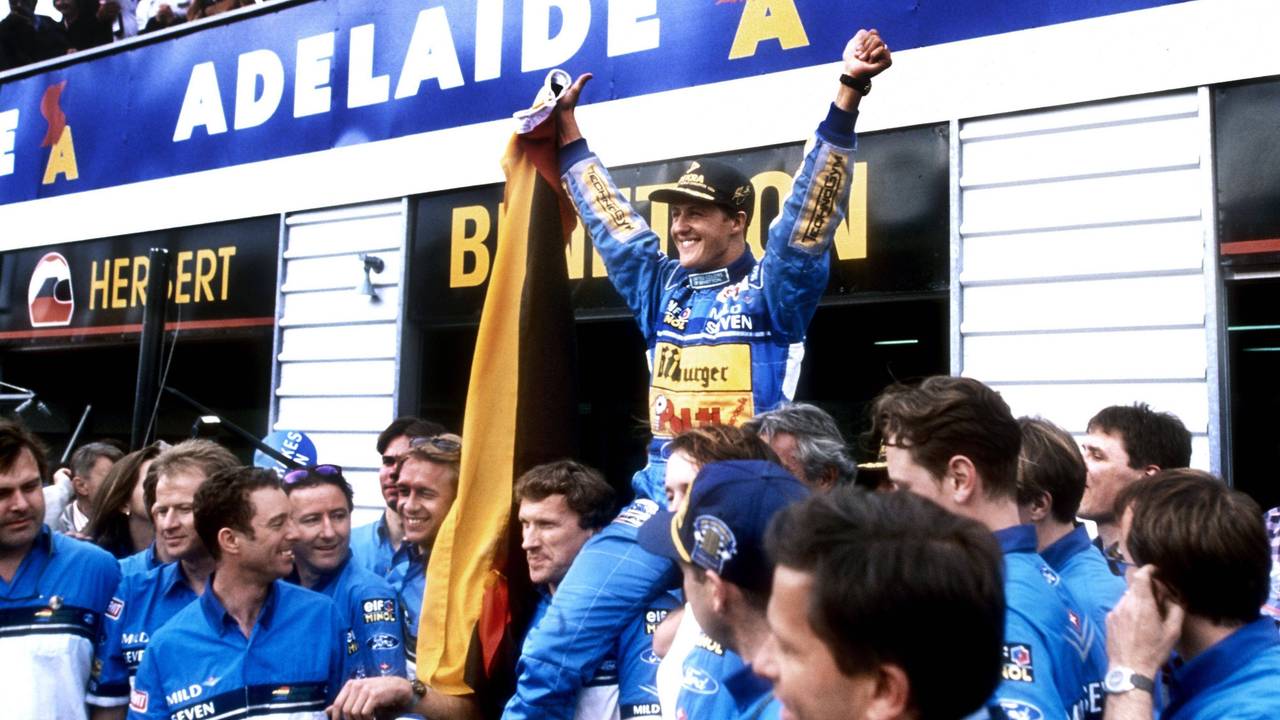 Michael Schumacher feiert seinen ersten Weltmeister-Titel und wird von seinen Kollegen hochgehoben.