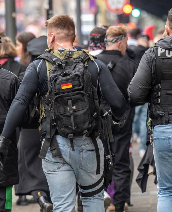 Jecke haben sich als Polizisten verkleidet.