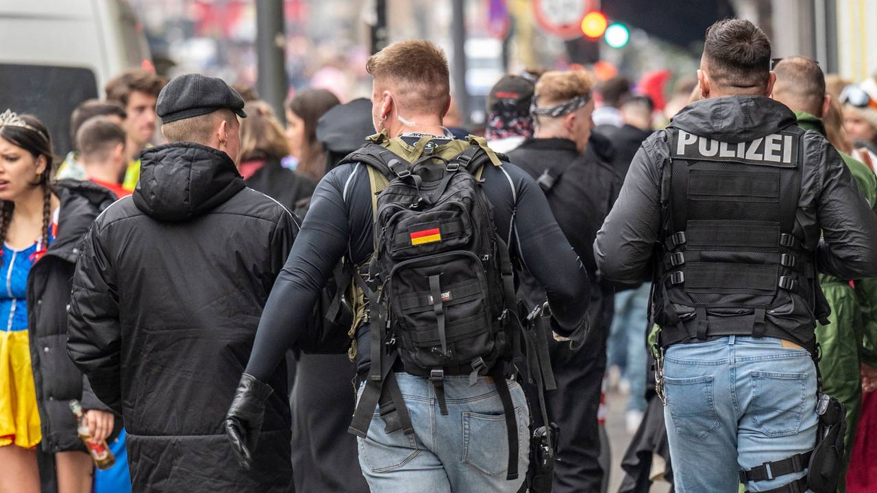 Jecke haben sich als Polizisten verkleidet.