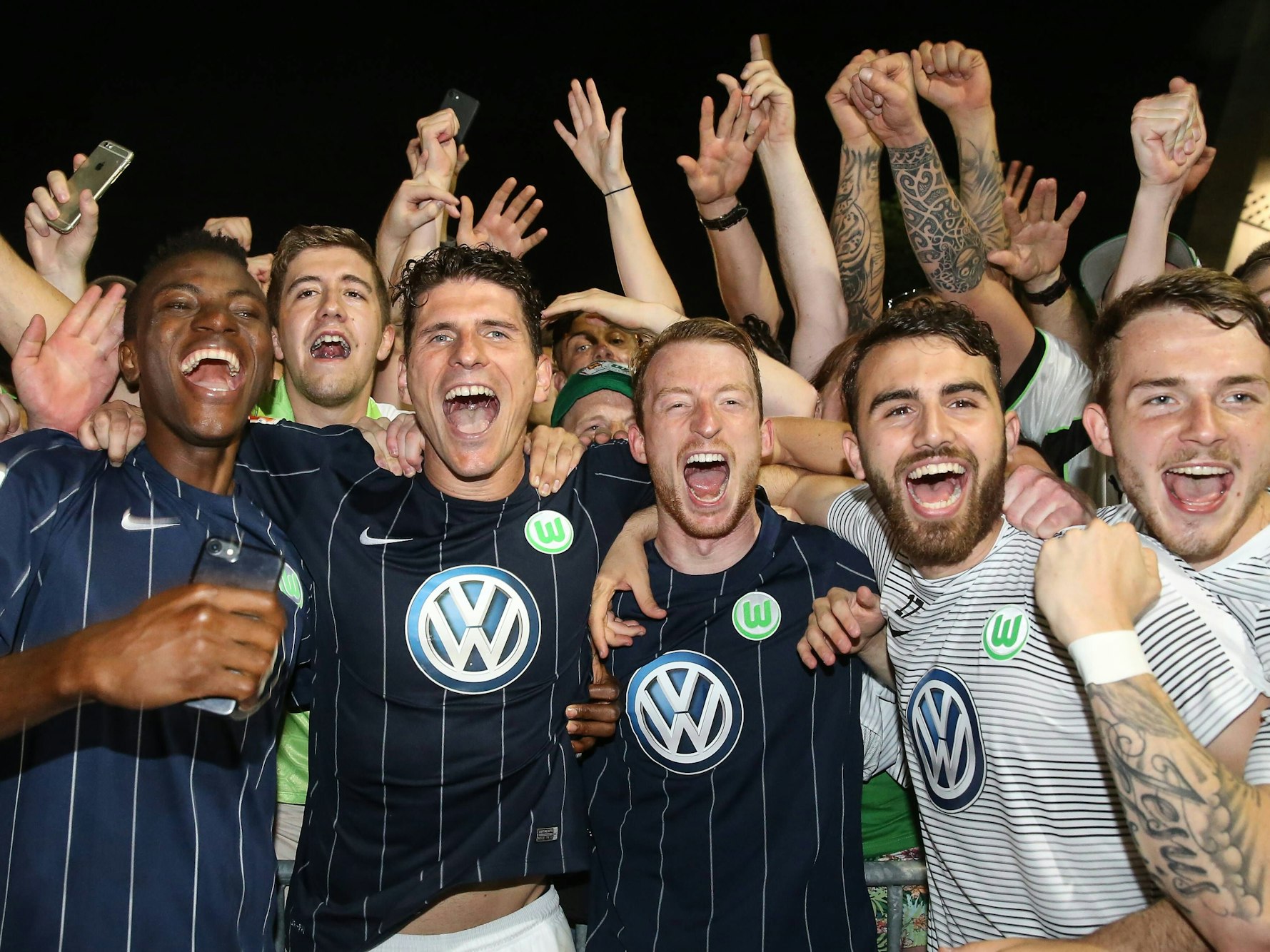 Victor Osimhen,Mario Gomez,Maximilian Arnold,Borja Mayoral,Jannes Horn (v.li.) feiern gemeinsam den Klassenerhalt.