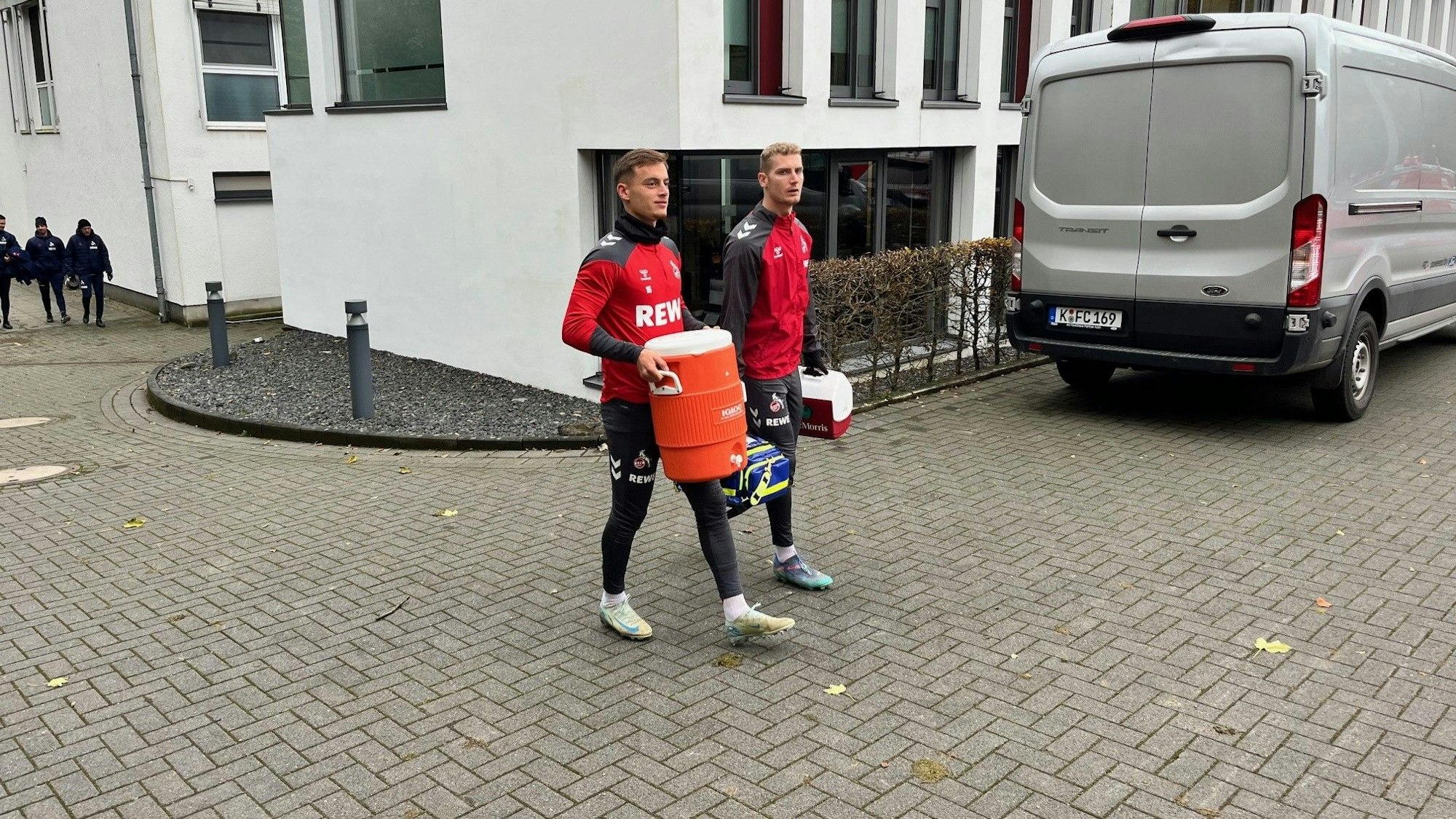 Marvin Obuz und Meiko Sponsel vor dem Training des 1. FC Köln.