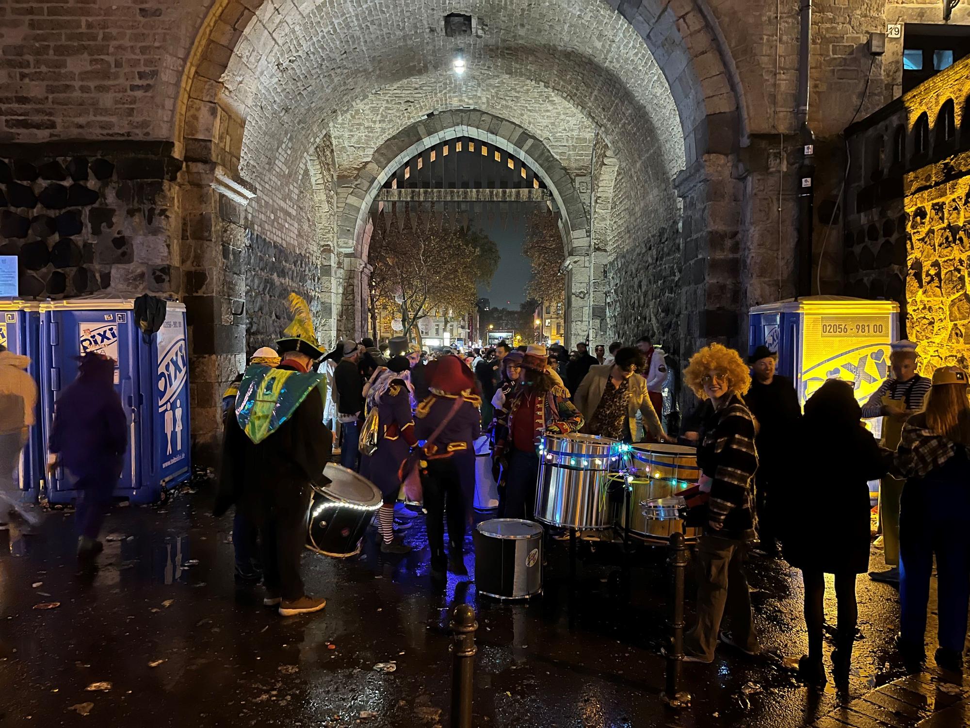 Unter der Severinstorburg spielt eine Gruppe Trommler und Trommlerinnen