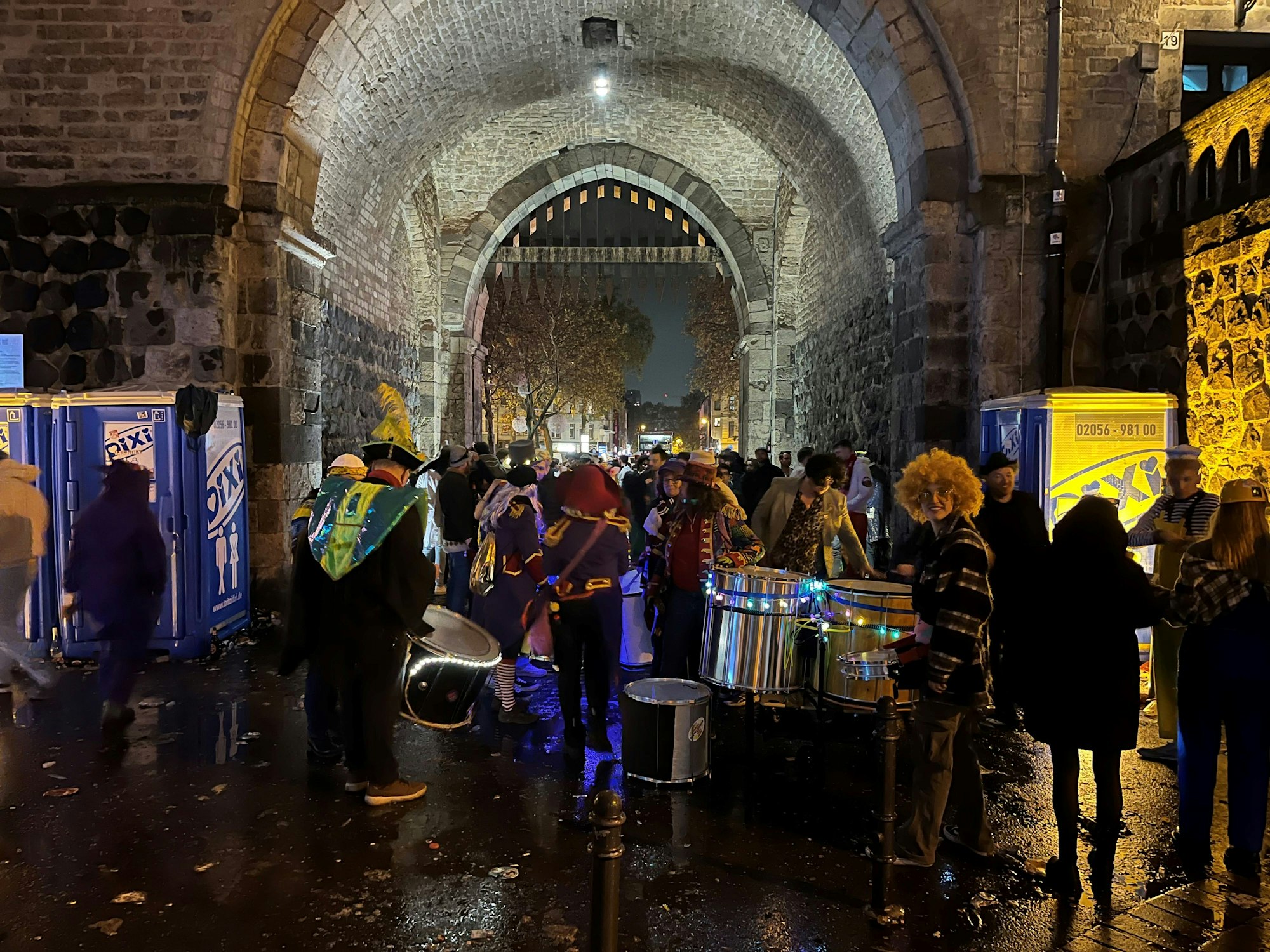 Unter der Severinstorburg spielt eine Gruppe Trommler und Trommlerinnen