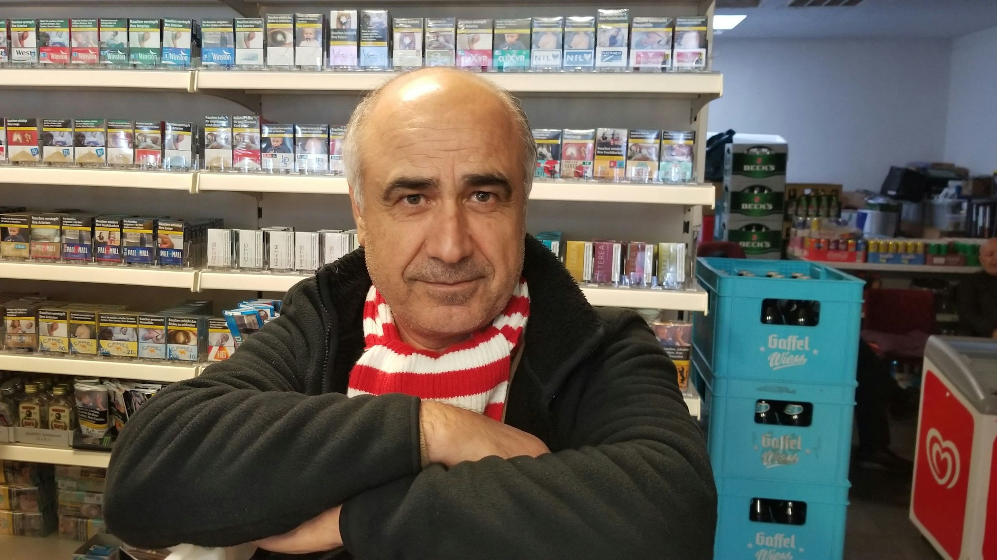 Hasan Hayri Bicci in seinem Kiosk auf der Kyffhäuserstraße.