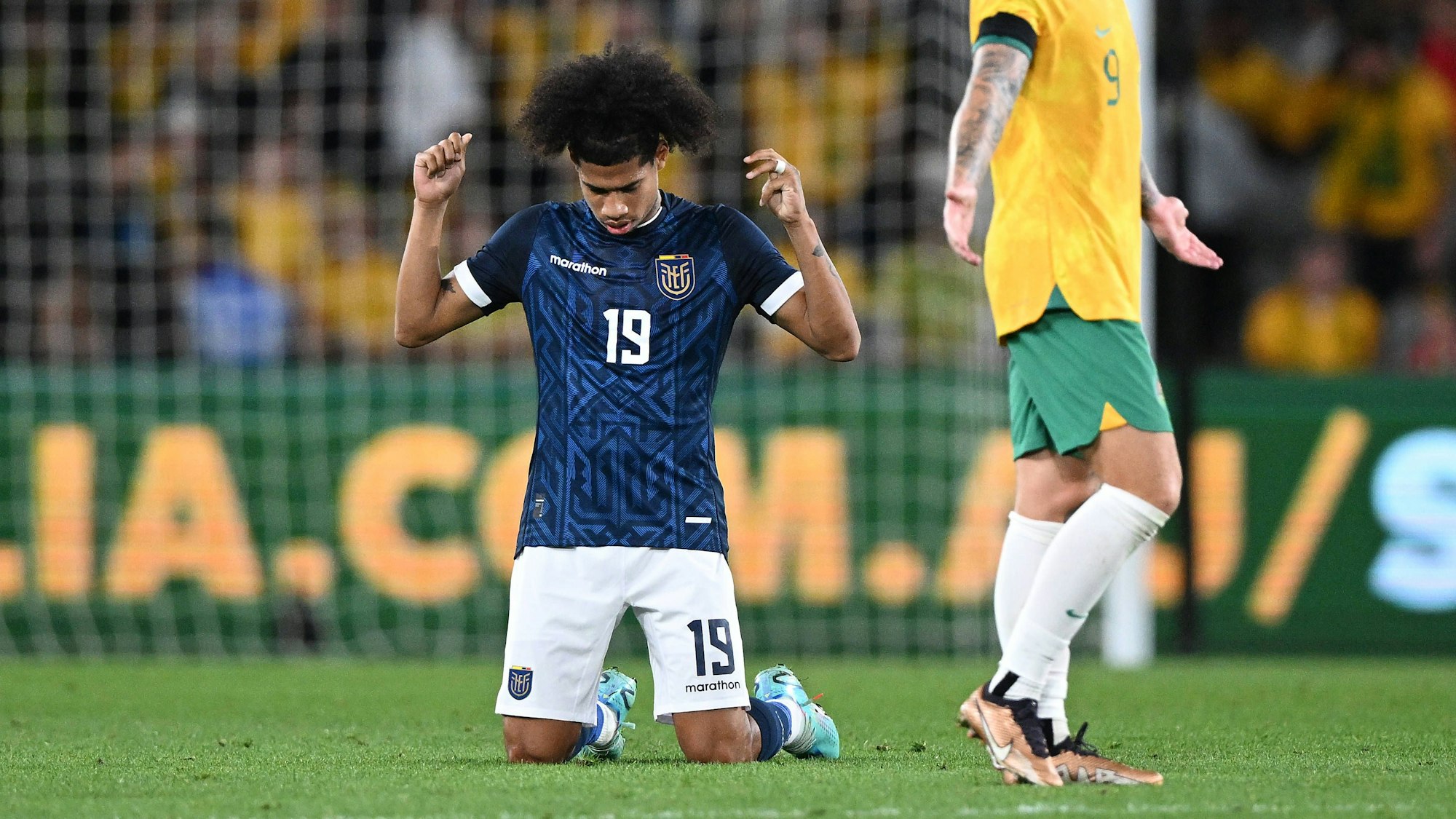 Marco Angulo kniet bei einem Länderspiel von Ecuador auf dem Rasen.