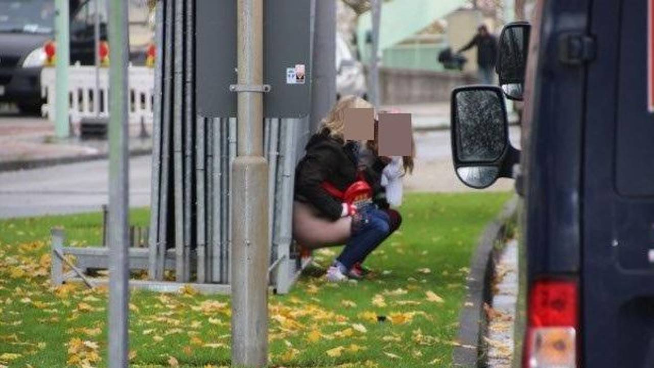 Zwei Wildpinklerin in Köln am 11.11.2024