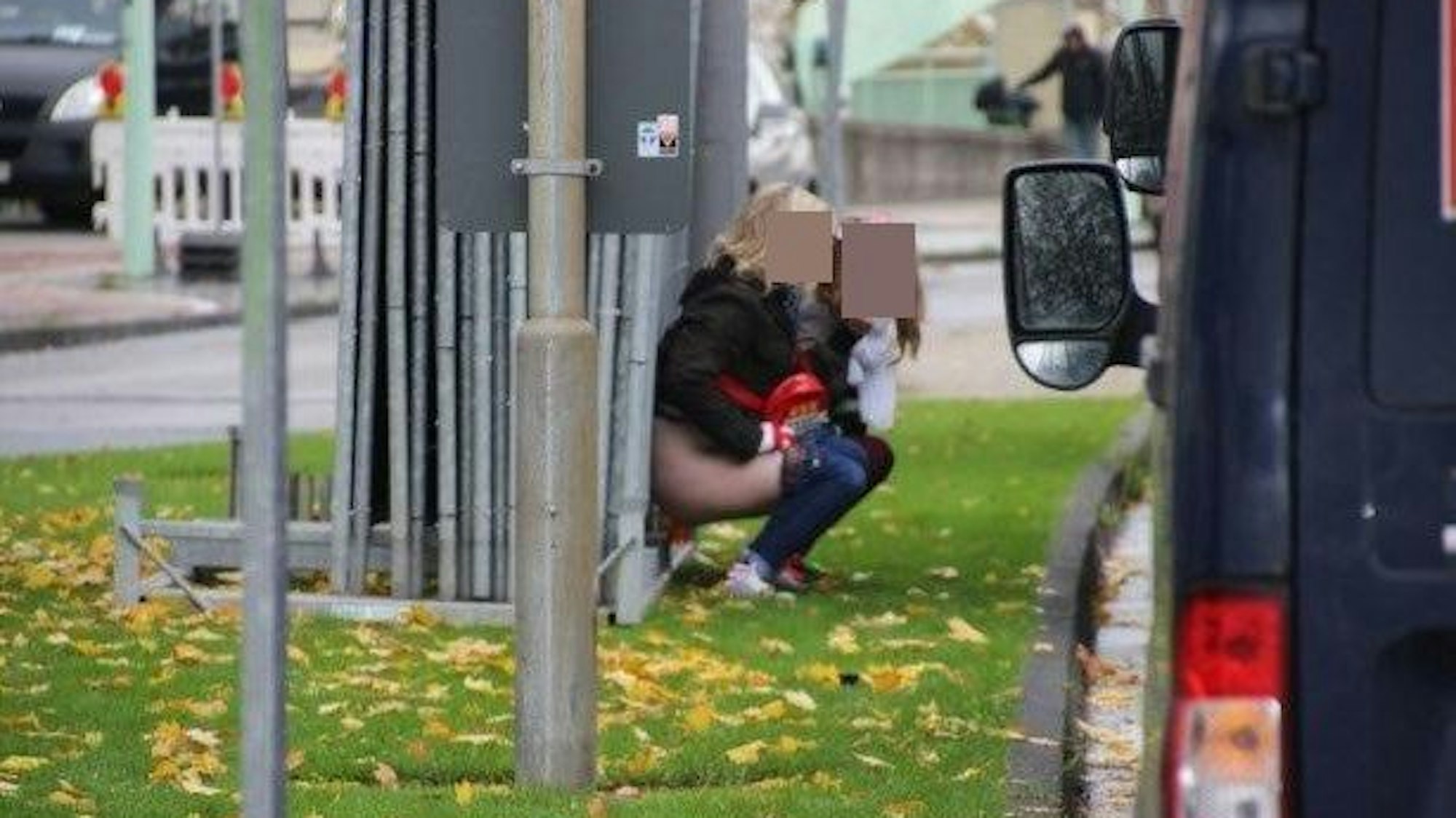 Zwei Wildpinklerin in Köln am 11.11.2024