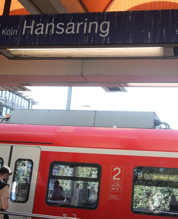 Eine Bahn steht an der Haltestelle Hansaring.