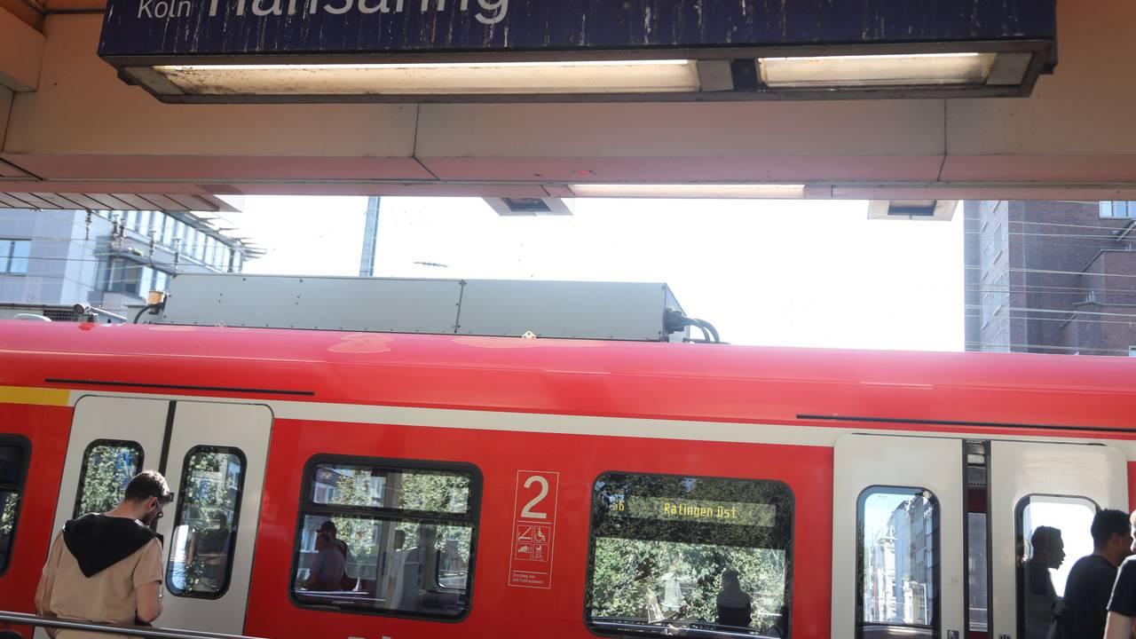 Eine Bahn steht an der Haltestelle Hansaring.