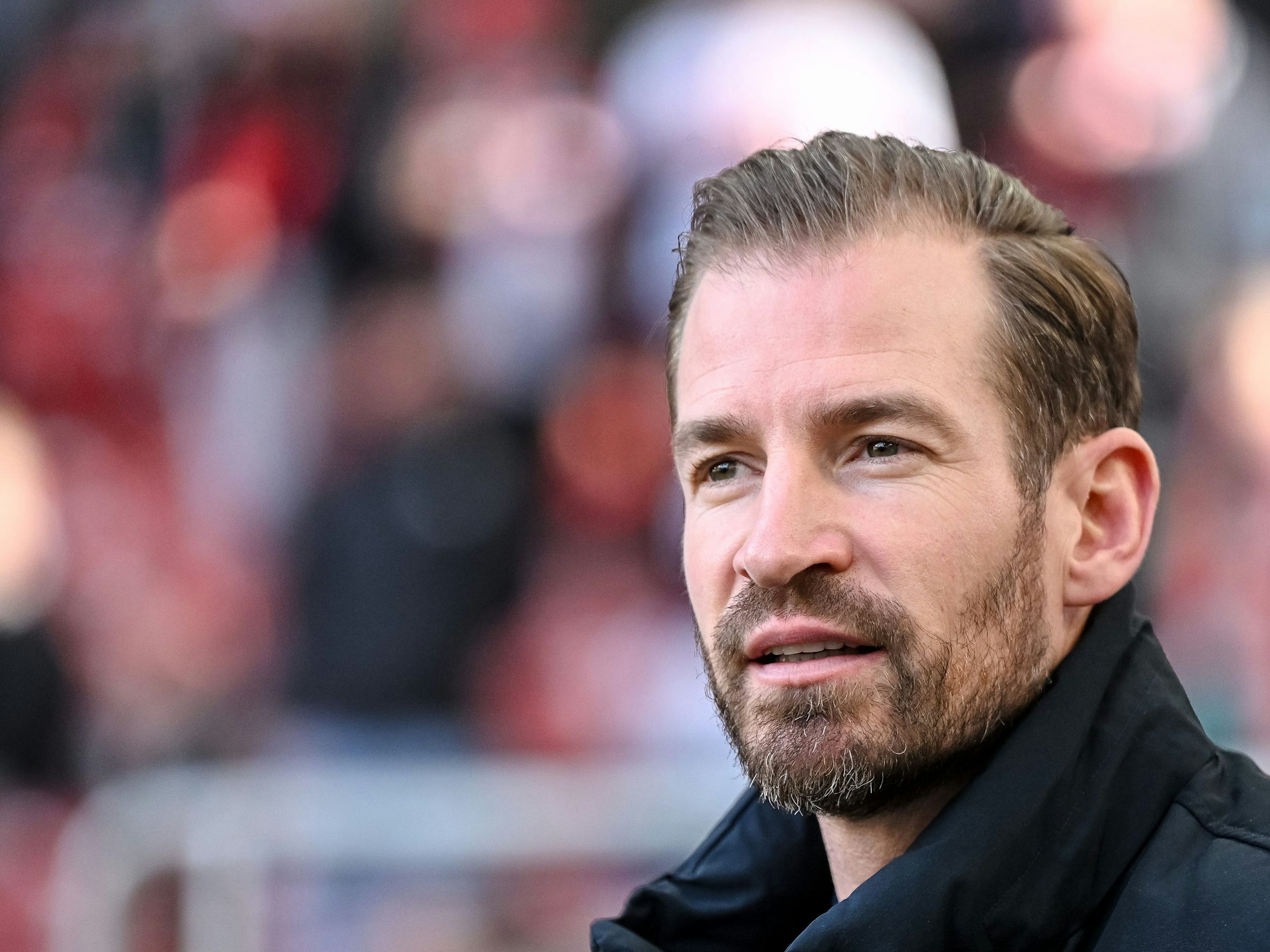 Trainer Jan Siewert steht vor dem Spiel im Stadion.