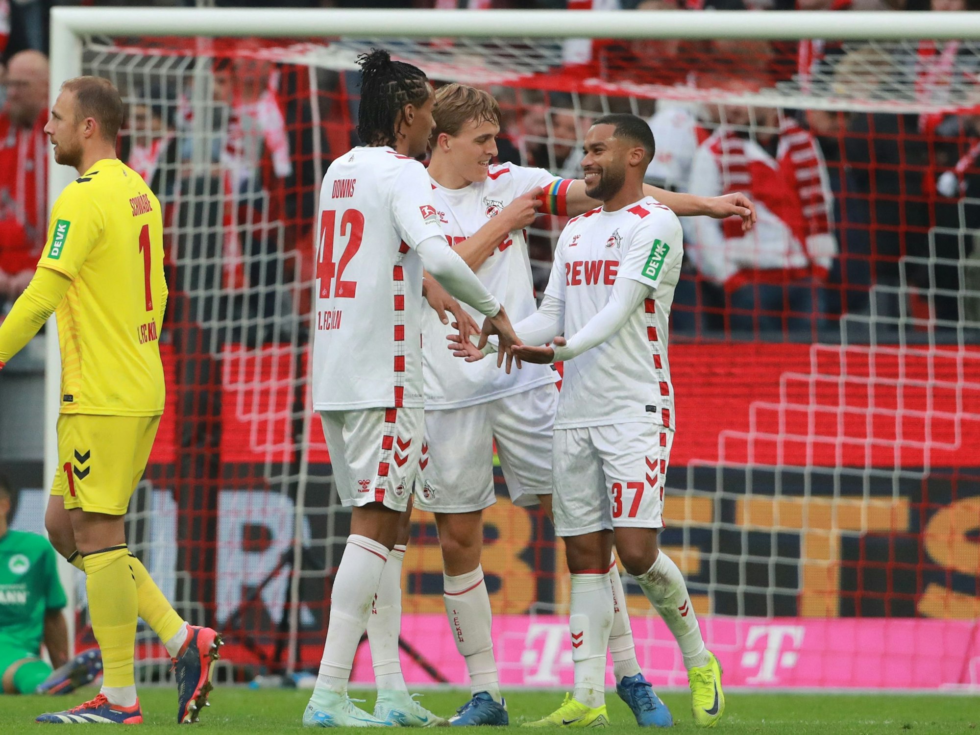 1. FC Köln gegen Greuther Fürth, Mitte von links: Damion Downs, Timo Hübers, Linton Maina (1. FC Köln)