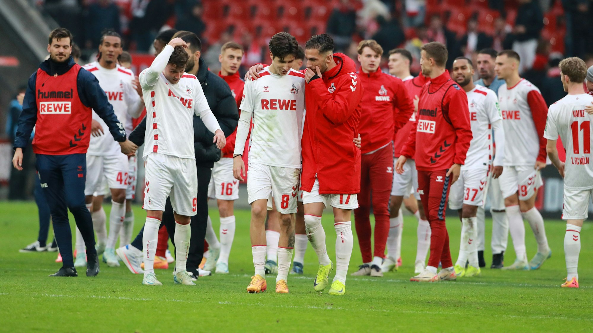 Mitte von links: Denis Huseinbasic und Leart Pacarada (1. FC Köln) nach dem Sieg gegen Fürth.