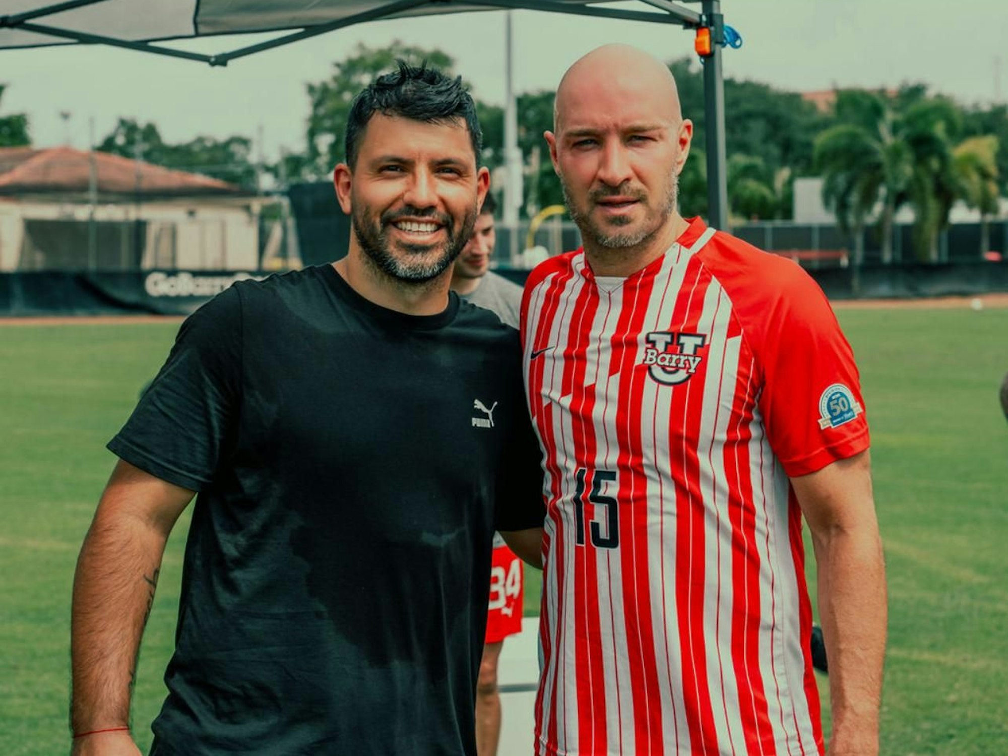 Sergio Agüero und Nemanja Vucicevic posieren gemeinsam für ein Foto.