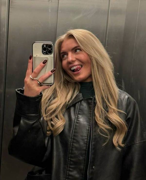 Antonia Hemmer macht ein Selfie.