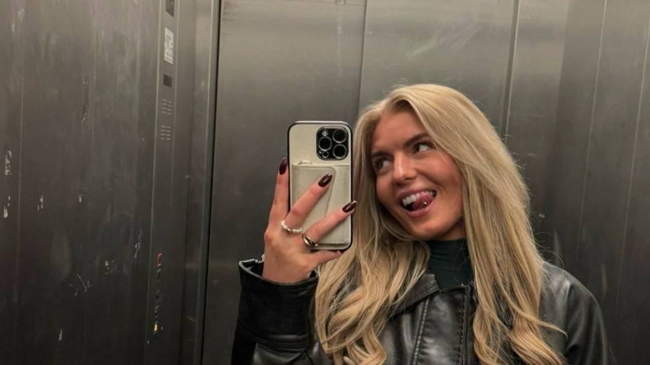 Antonia Hemmer macht ein Selfie.