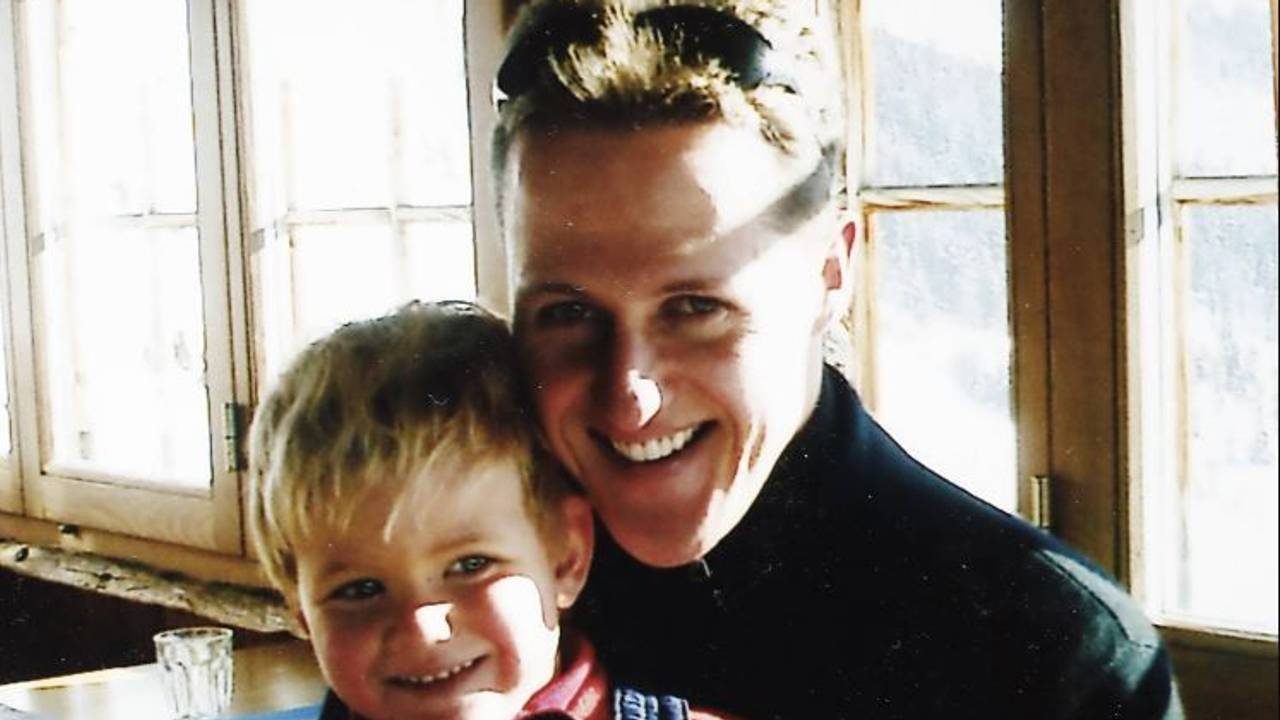 Michael Schumacher hat seinen Sohn Mick Schumacher im Arm.