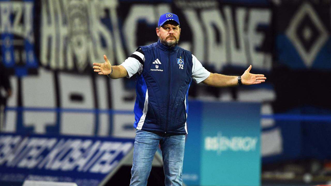 Hamburgs Trainer Steffen Baumgart reagiert am Spielfeldrand.
