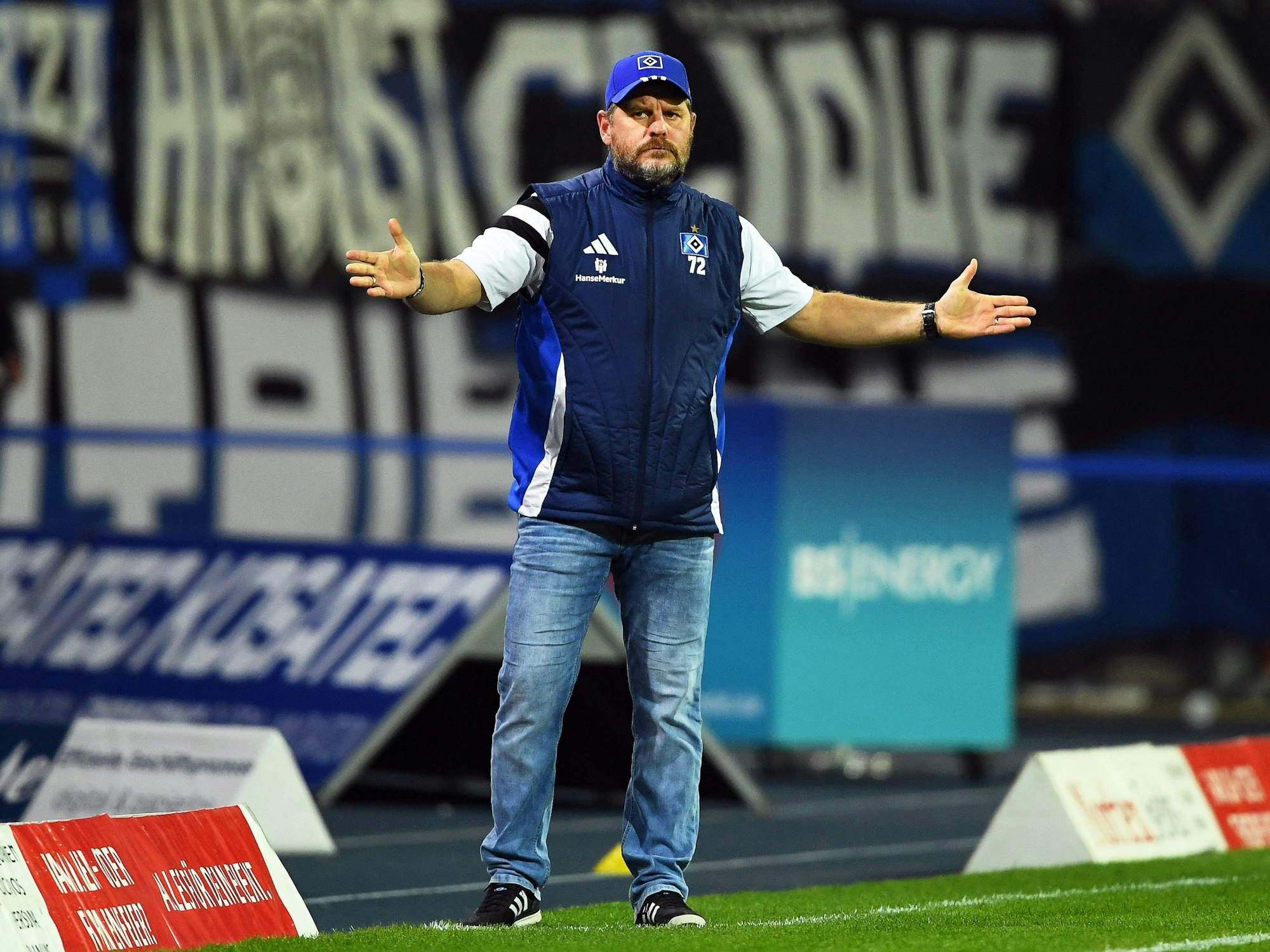 Hamburgs Trainer Steffen Baumgart reagiert am Spielfeldrand.
