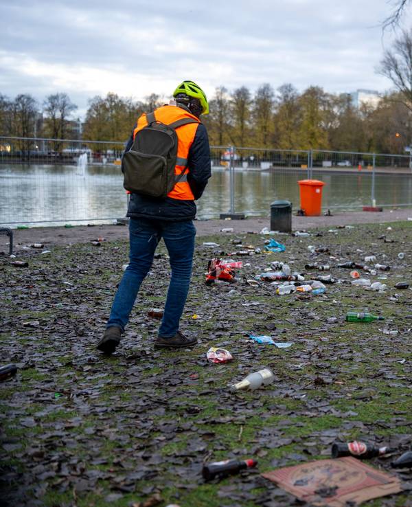 Am Aachener Weiher liegt viel Müll.